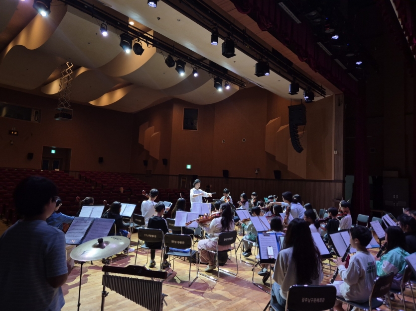 2025년 10월 단원들의 합주 모습