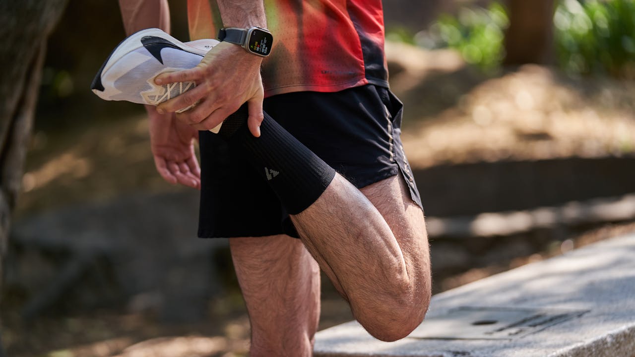 러닝화를 신고 스트레칭 하는 남자 